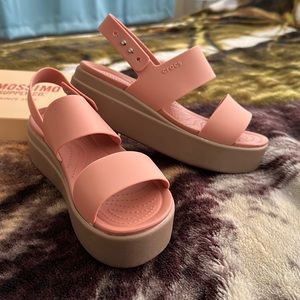 EUC. Brooklyn croc sandals. Size 6